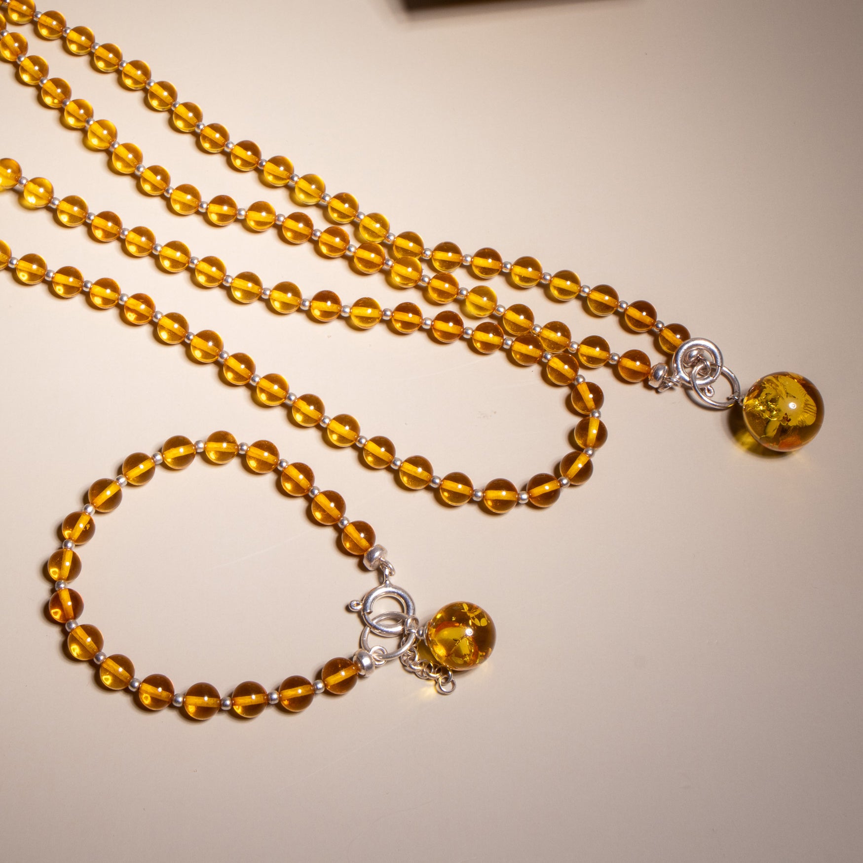 Conjunto de Âmbar Báltico Honey com Prata 925 – Colar 70 cm + Pulseira Ajustável