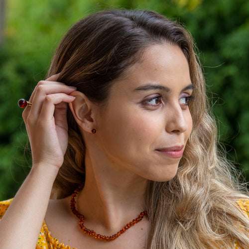 Brinco de Âmbar Báltico “Bolinha Cereja” de Prata 925