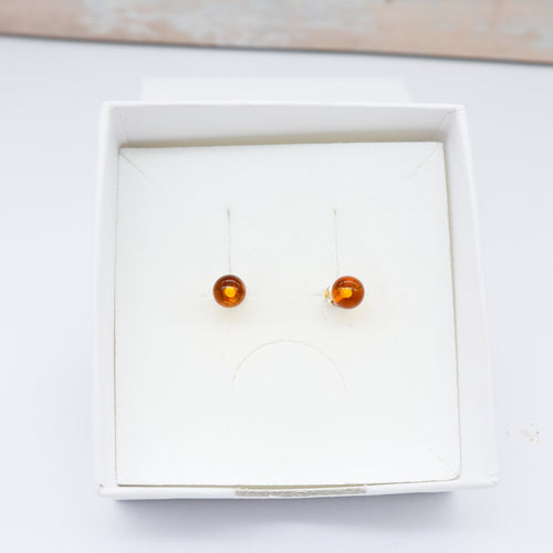 Brinco de Âmbar Báltico “Bolinha Mel Claro” de Prata 925